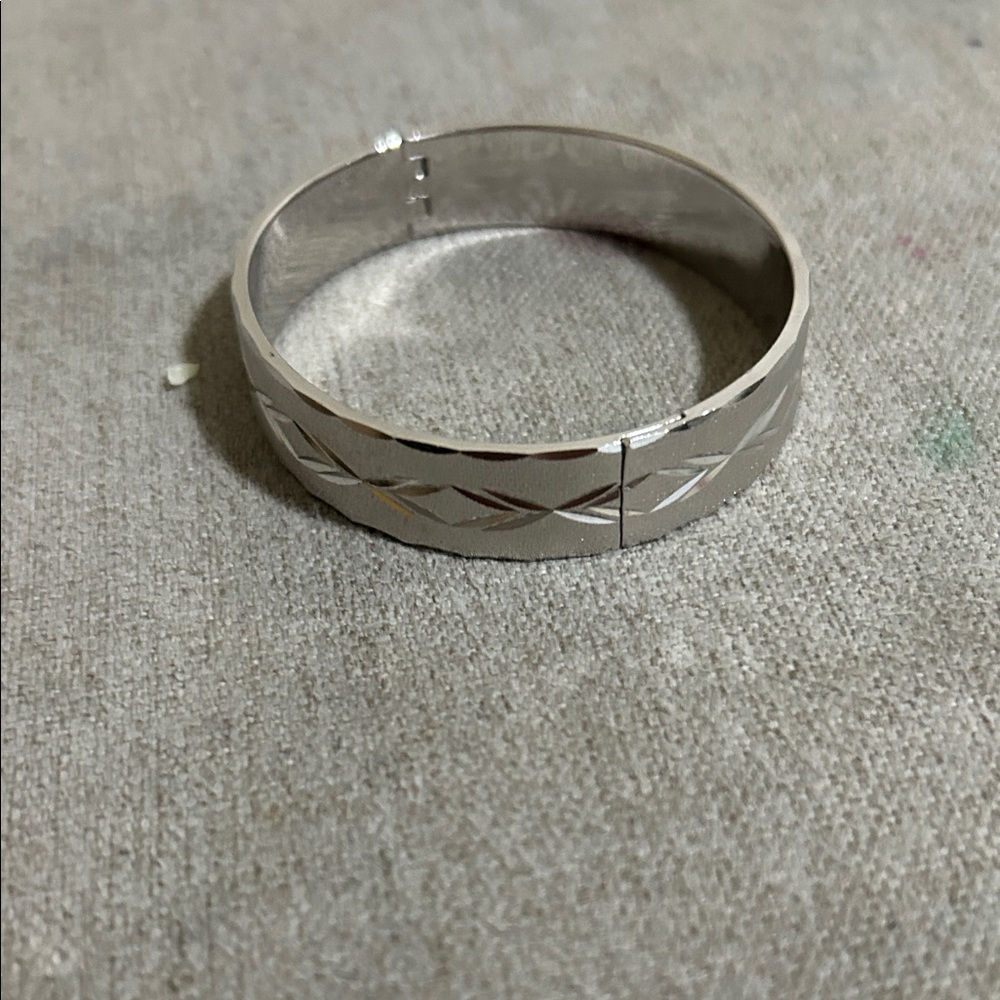 Chic Silver Patterned Bracelet - image 3